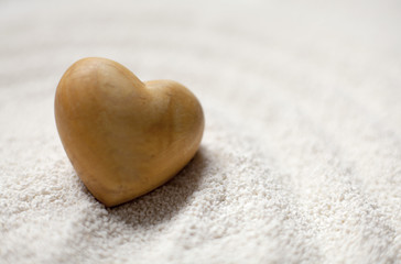 Fototapeta na wymiar coeur en bois sur sable blanc