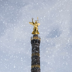 siegessäule im schnee