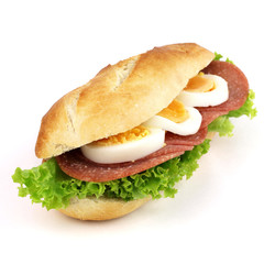 frühstücksbrötchen mit salami und ei