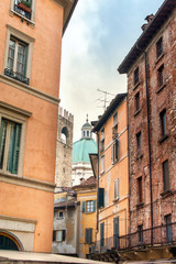 Fototapeta na wymiar Kopuła Duomo Nuovo katedry, Broletto wieża i bu