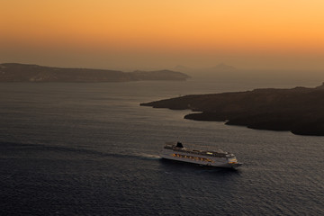 Fototapeta premium Statek wycieczkowy, Fira, Santorini.