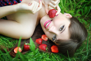 Obraz na płótnie Canvas girl with strawberry
