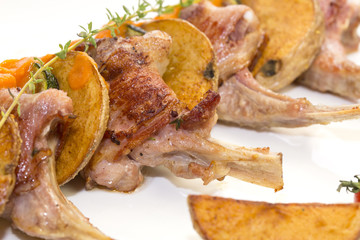 Ребра запеченного ягненка с картофелем