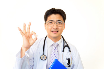 OKサインを出す笑顔の医師