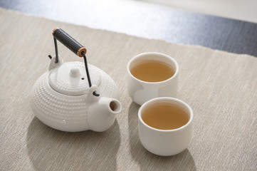 Fototapeta na wymiar Zestaw herbaty w wygodnym salonie
