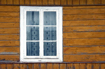 okno w drewnianym domku