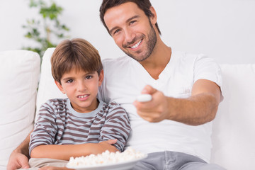 Obraz premium Father and son watching television