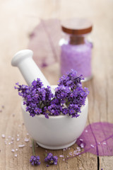 Obraz na płótnie Canvas spa set with fresh lavender