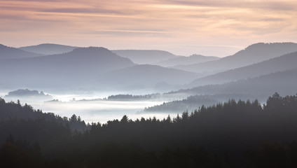 mgła na wzgórzach w porannym krajobrazie - 48486695