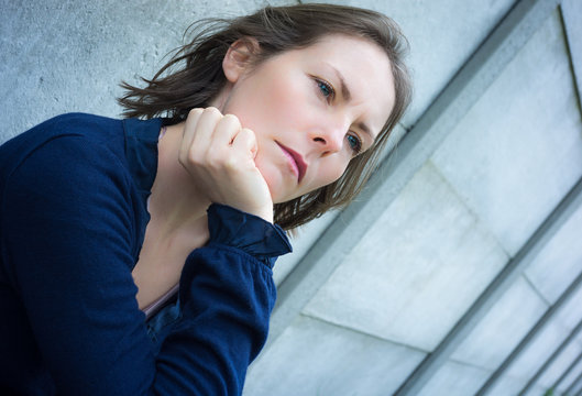 femme dos au mur