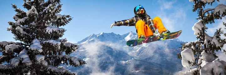 Plexiglas keuken achterwand Wintersport snowboarder in de bomen