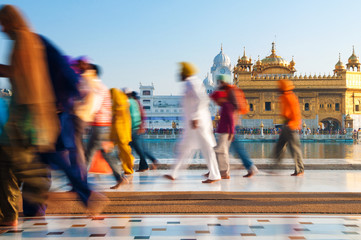 Groep Sikh-pelgrims die langs de Gouden Tempel lopen