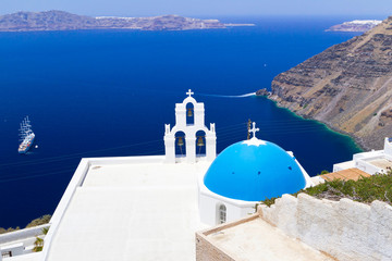 Fototapeta na wymiar Niebieski kościoły miasta Fira na wyspie Santorini. Grecja
