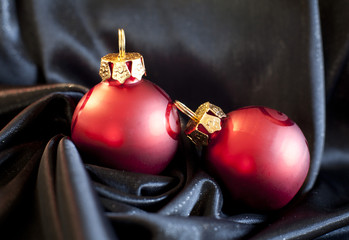 boules de noël sur tissus noir