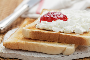 Toast mit Quark und Konfitüre