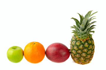 Fototapeta na wymiar zielone jabłko, pomarańcza, ananas i mango