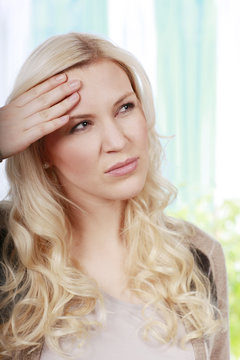 Junge Frau mit starken Kopfschmerzen,Migräne