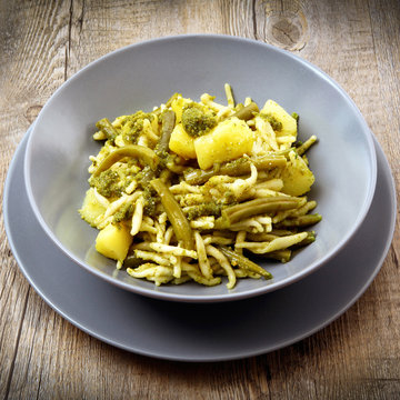 piatto di troffie al pesto e patate genovese