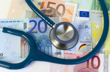 Stethoskop und Euro-Geldscheine