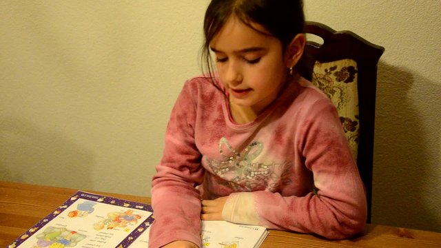 Schulm&auml;dchen beim lesen