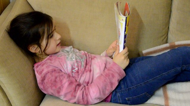 Schulm&auml;dchen beim lesen