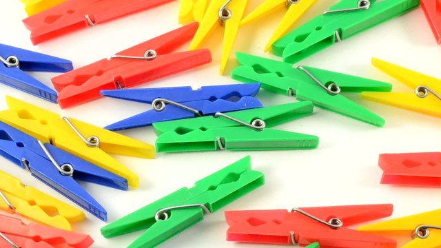 W&auml;scheklammern werden vom Hausmann gebraucht