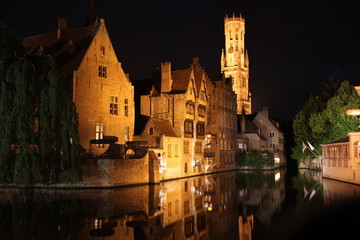 Fototapeta premium odbicie budynku w tafli jeziora