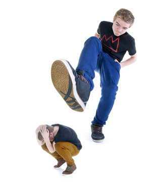 Gro&szlig;er Teenager tritt kleinen Teenager mit dem Fu&szlig;