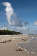 Bałtycka plaża z chmurką