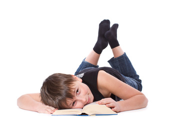Fototapeta na wymiar Chłopiec czyta książkę na białym tle