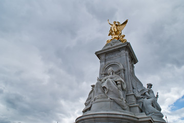Queen Victoria Memorial Statue at Buckingham Palace - obrazy, fototapety, plakaty
