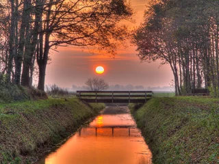 Foto auf Leinwand Sonnenuntergang über der Brücke © creativenature.nl