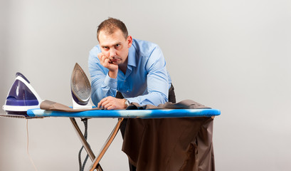 mann beim bügeln 3