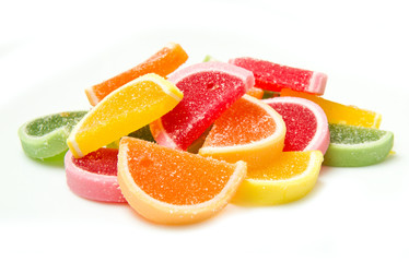 Fototapeta na wymiar Kolorowe galaretki owocowe cukierki na białym tle