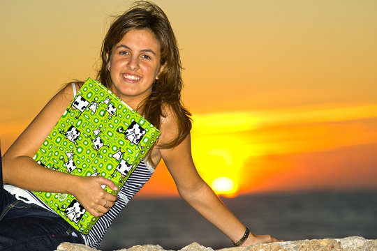 Chica a la salida de clase