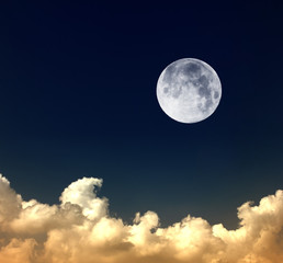 Fototapeta na wymiar nocne niebo z księżycem i chmury
