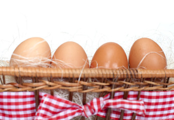 oeufs dans panier en Osier