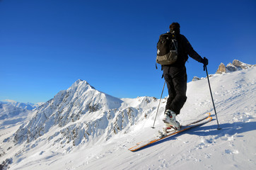 Fototapeta na wymiar Skialpinizm w Alpach