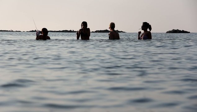 ragazze si rilassano in acqua al mare
