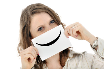 Junge Frau hält Smiley-Schild