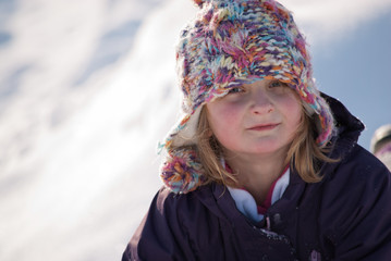 Fototapeta na wymiar Portret dziewczynki w śniegu