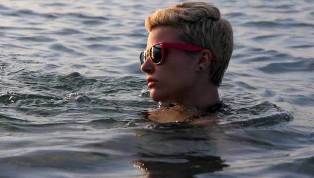 ragazza nuota in acqua