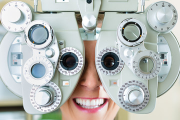 Junge Frau am Phoropter zum Sehtest