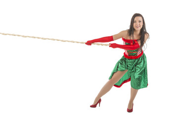 junge sexy brünette Frau im Weihnachtskostüm