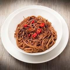 piatto di spaghetti al cioccolato e peperoncino piccante