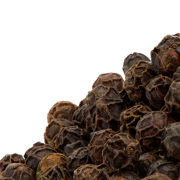 Detailaufnahme schwarzer Pfeffer freigestellt