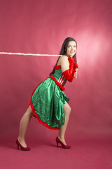 junge sexy brünette Frau im Weihnachtskostüm