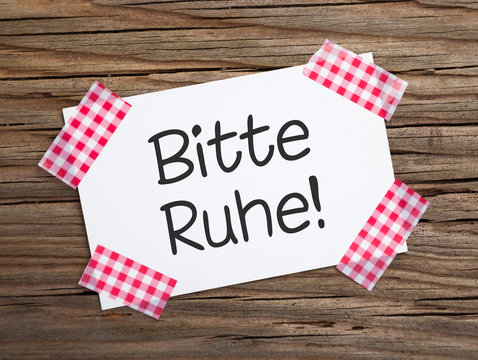 Klebestreifenzettel auf Holz BITTE RUHE!