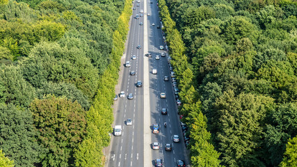 Obraz premium autostraße durch park