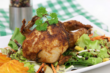 gebratene Wachteln auf Salat